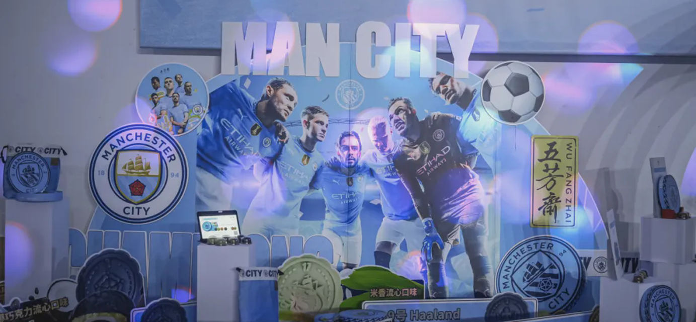 藍(lán)月滿京城 雙重盛宴丨曼城冠軍獎杯行 、英超揭幕戰(zhàn)觀賽派對璀璨啟幕，五芳齋攜手曼城共啟中秋好滋味！